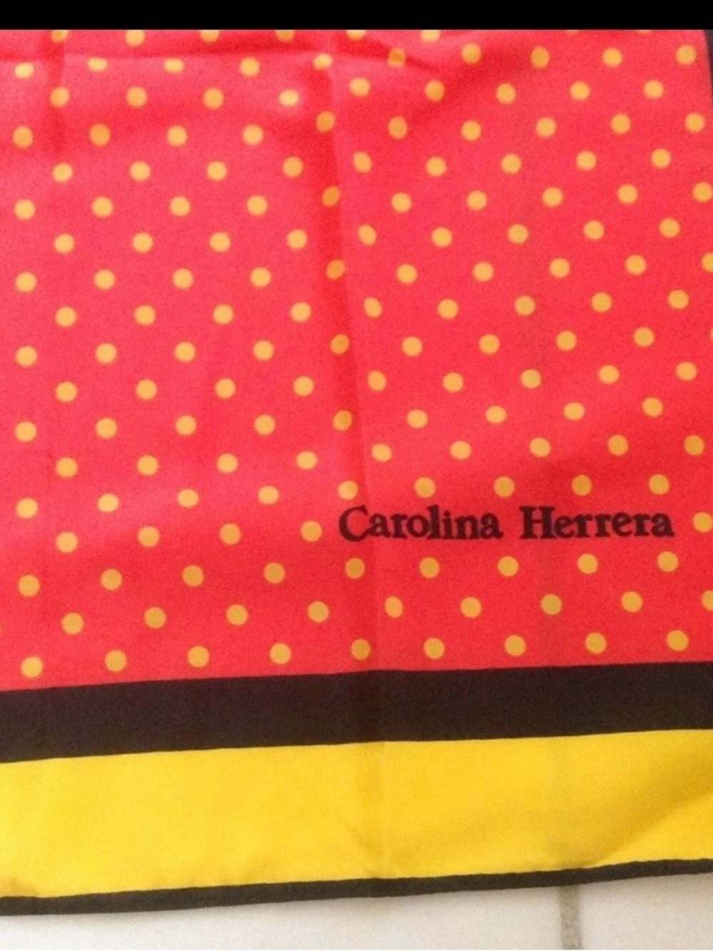 Women’s Carolina Herrera scarf,polka dots.35.75Lx35.5h,poliéster